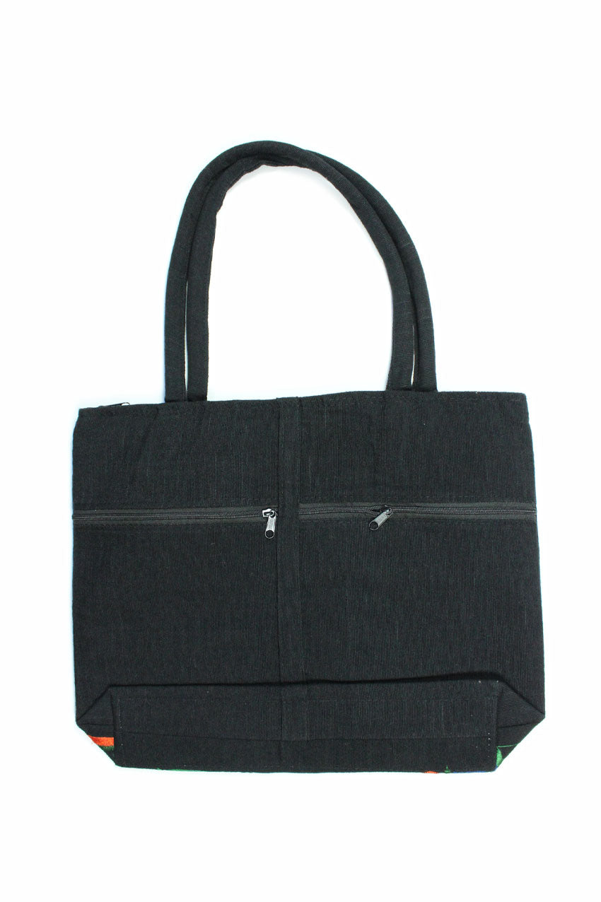 Schwarze Tasche mit Blumenstickerei