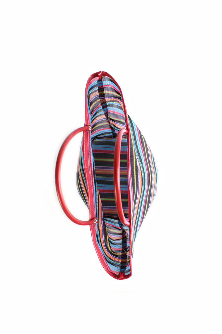 Dunkel getönte, gestreifte Markttasche