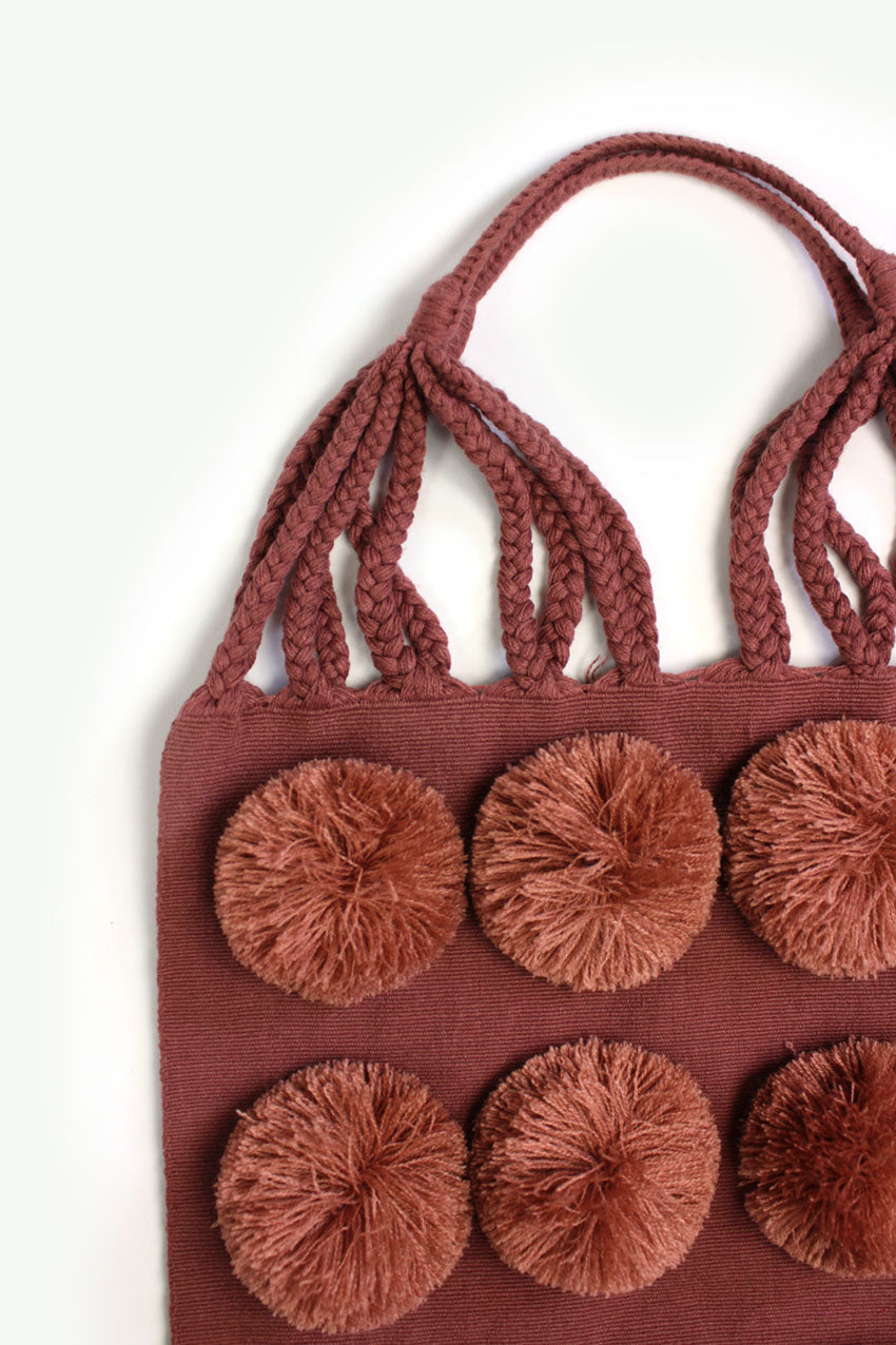 Granatrote Stofftasche mit Pompoms