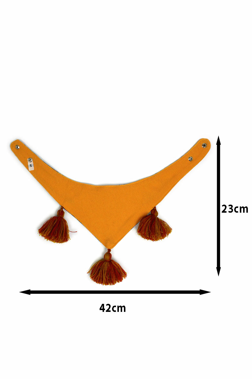 Rötlich getönter Schal mit Pompons