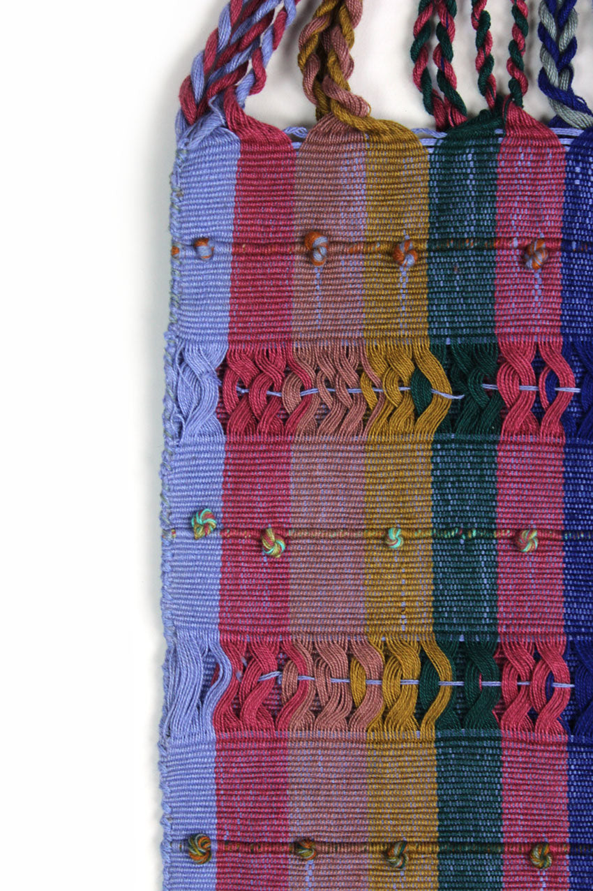 Bolsa de tela estampada en color oscuro con lunares