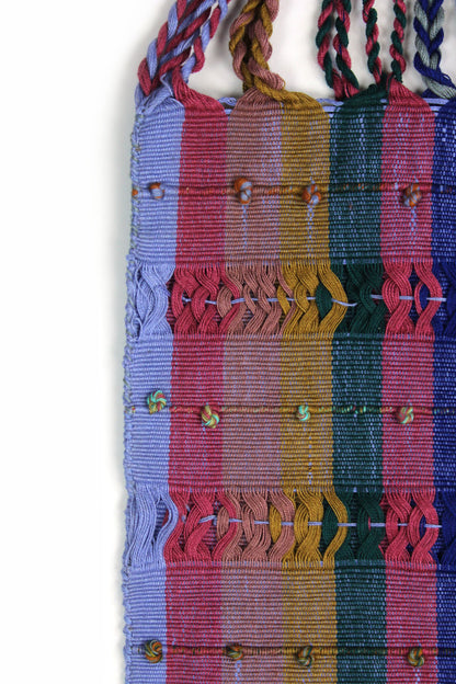 Bolsa de tela estampada en color oscuro con lunares