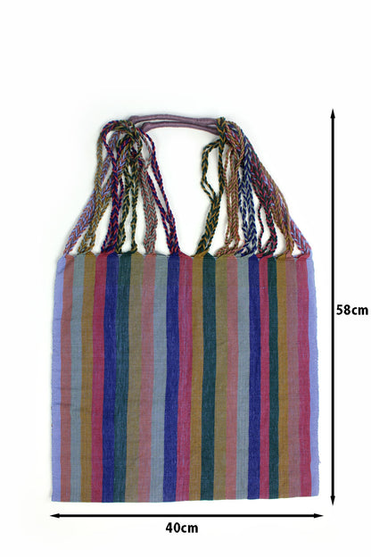 Bolsa de tela estampada en color oscuro con lunares