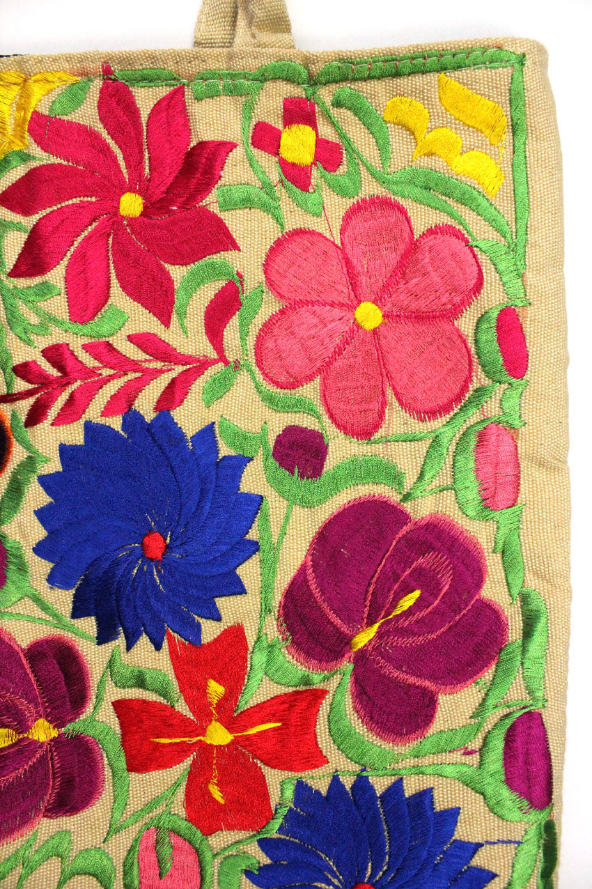 Handtasche mit beiger Blumenstickerei