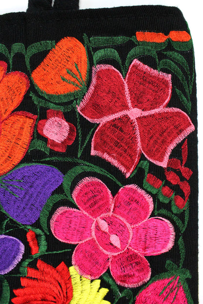 Schwarze Tasche mit Blumenstickerei