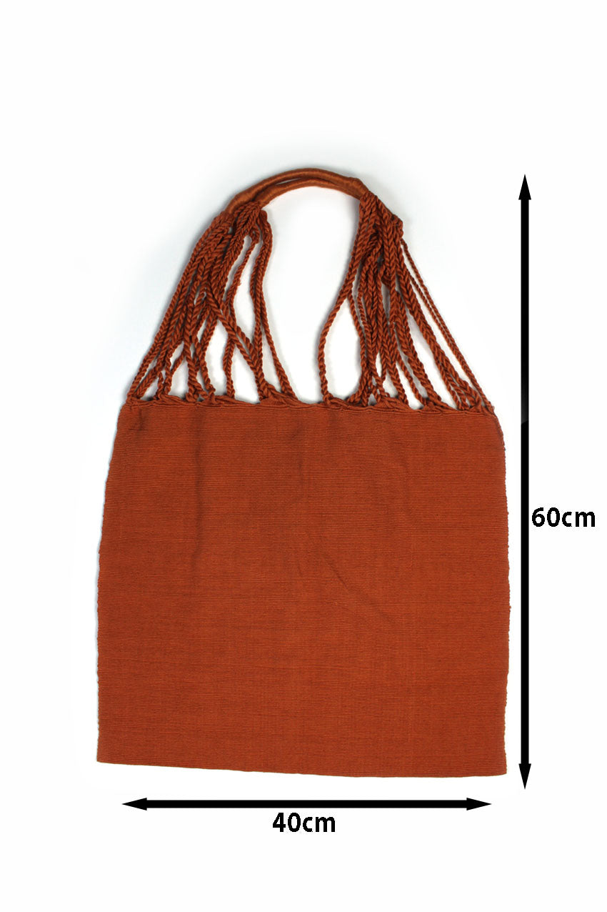 Bolso marrón con lunares grises