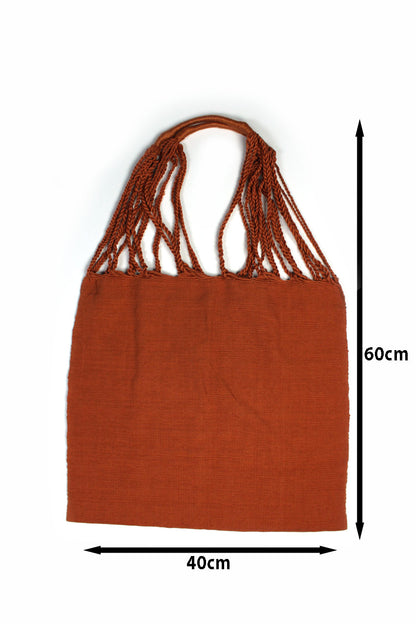 Bolso marrón con lunares grises