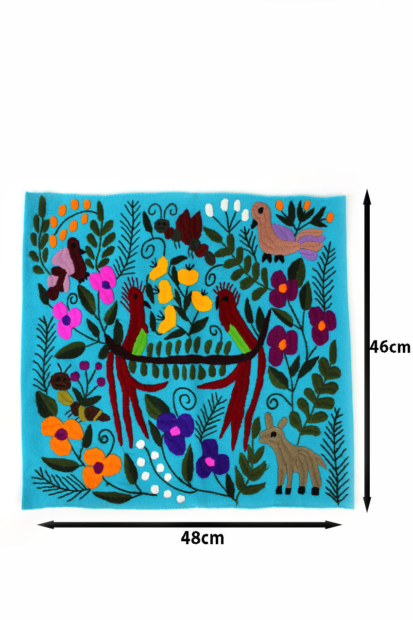 Cojín azul con motivos de animales