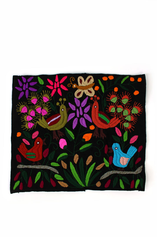 Cojín negro con pájaros