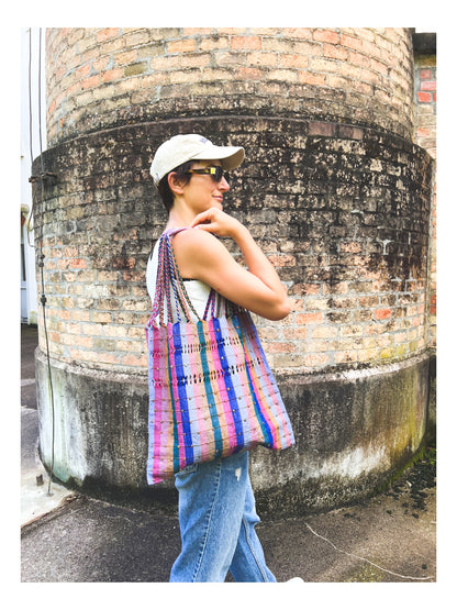 Bolsa de tela estampada en color oscuro con lunares