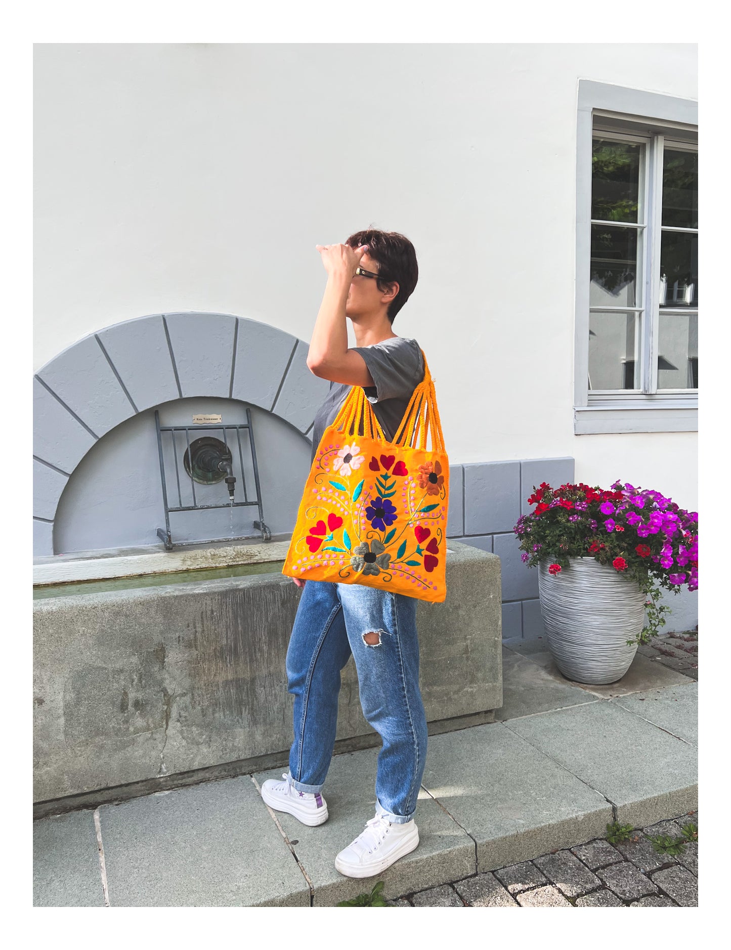 Bolso amarillo bordado