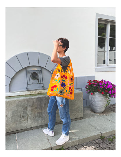 Bolso amarillo bordado