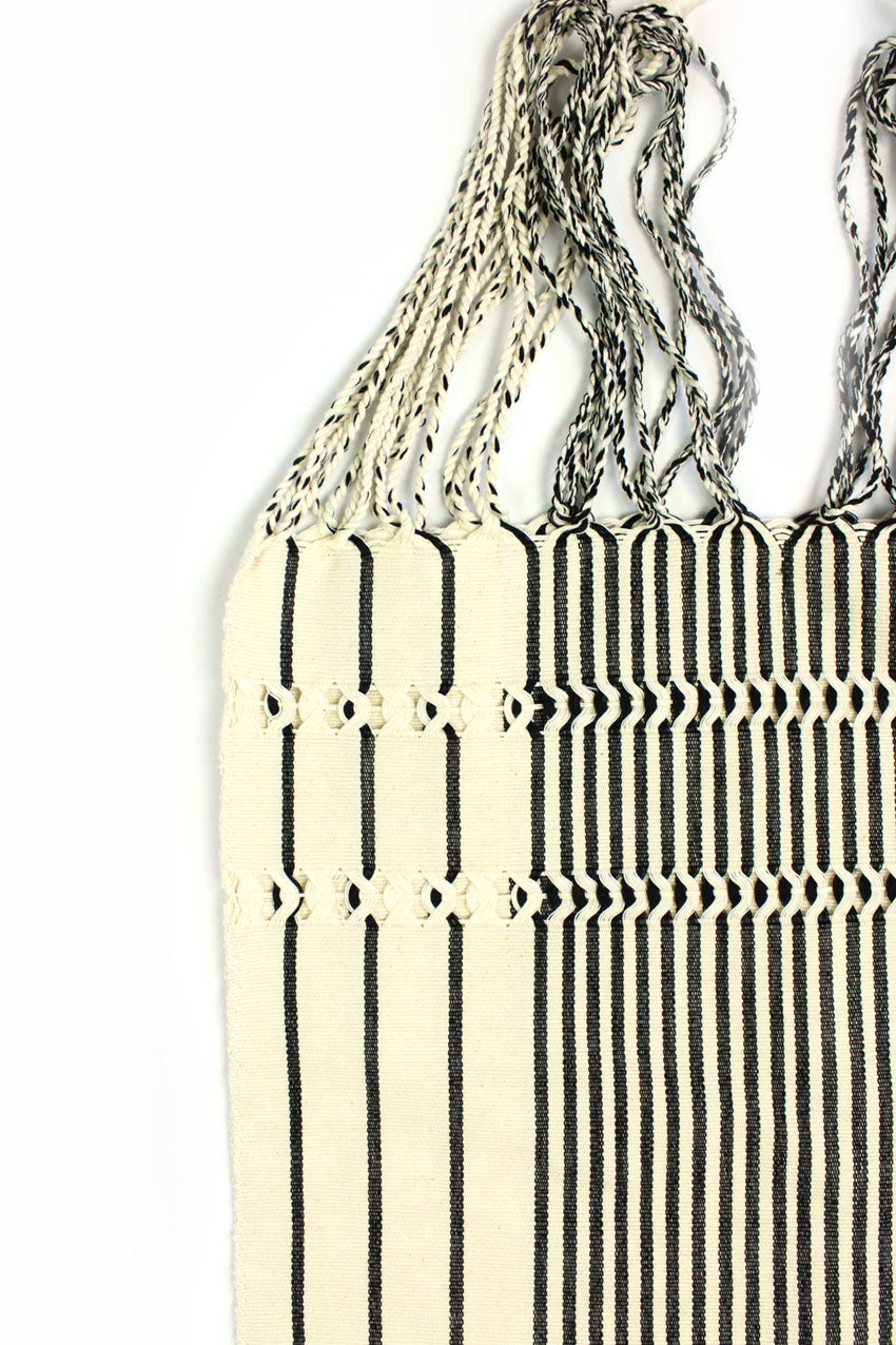 Bolsa de tela en blanco y negro