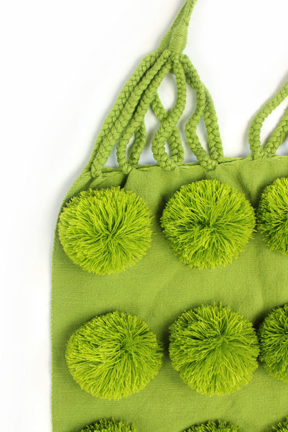 Bolsa de tela verde con pompones