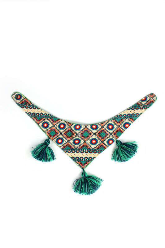 Pañuelo multicolor con pompones verdes