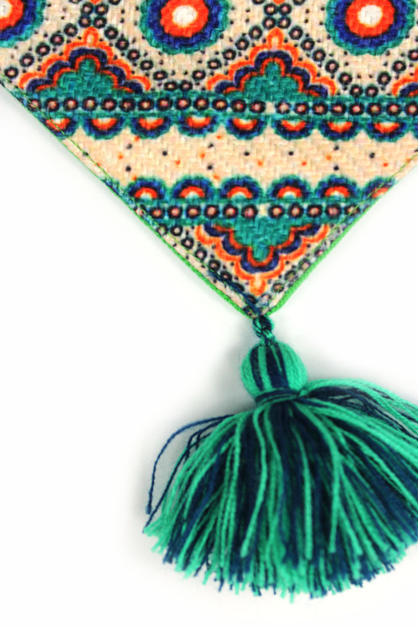 Pañuelo multicolor con pompones verdes