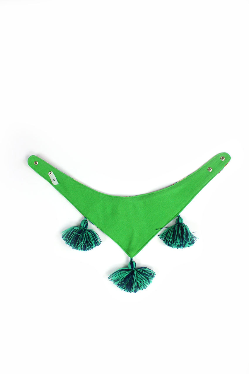 Pañuelo multicolor con pompones verdes