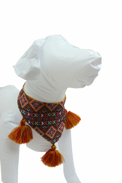 Pañuelo tonos rojizos con pompones